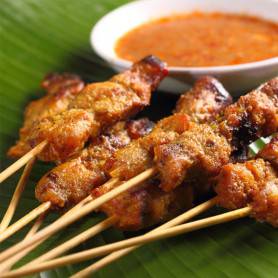 Pique à brochette plate en bois pour la préparation des brochettes viande  et légumes